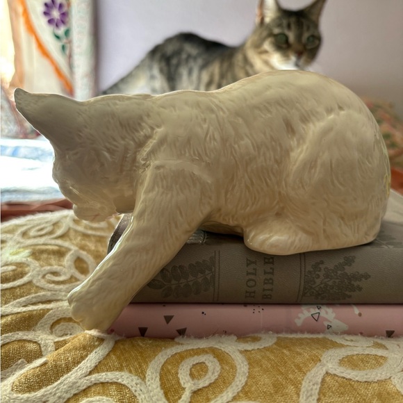 Elegant Ceramic Cream Cat Figurine Vintage Grandma Pretty Kitty 🐱 - Picture 4 of 12